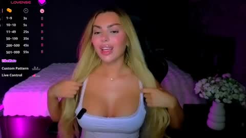 Snapshot of ayla_demir chatting on May 20, 8:04 pm Ayla Demir online show from May 20, 8:04 pm