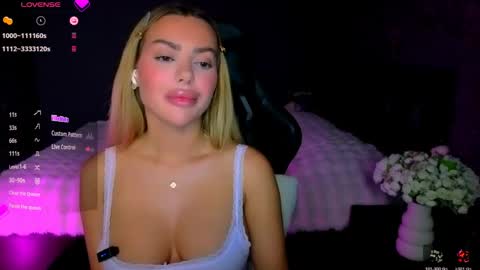 Snapshot of ayla_demir chatting on May 25, 8:04 pm Ayla Demir online show from May 25, 8:04 pm
