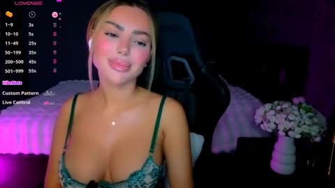 Snapshot of ayla_demir chatting on June 2, 8:11 pm Ayla Demir online show from June 2, 8:11 pm