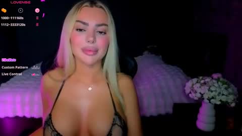 Snapshot of ayla_demir chatting on June 11, 8:07 pm Ayla Demir online show from June 11, 8:07 pm