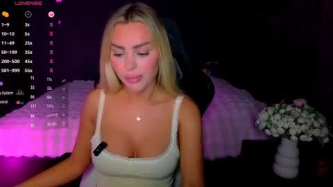 Snapshot of ayla_demir chatting on June 12, 8:08 pm Ayla Demir online show from June 12, 8:08 pm