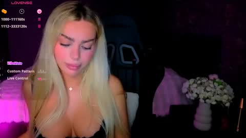 Snapshot of ayla_demir chatting on June 27, 8:14 pm Ayla Demir online show from June 27, 8:14 pm