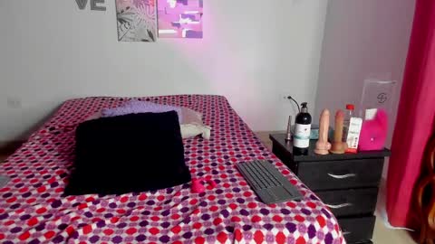 Snapshot of aylah_beckham chatting on June 1, 11:23 am aylah_beckham online show from June 1, 11:23 am