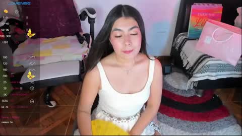 Snapshot of aylenmiller_ chatting on May 14, 10:49 pm Aylen online show from May 14, 10:49 pm