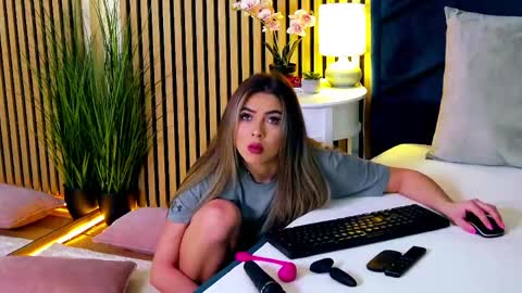 Snapshot of aylinrosee chatting on May 17, 2:31 am AylinRosee online show from May 17, 2:31 am