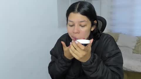 Snapshot of aysha_winxx chatting on October 23, 11:09 am aysha_winxx online show from October 23, 11:09 am