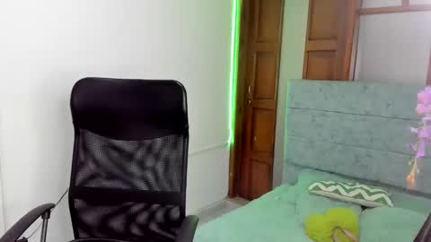 Snapshot of aysha_winxx chatting on November 25, 3:50 am aysha_winxx online show from November 25, 3:50 am