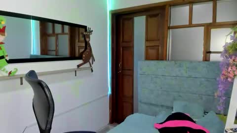 Snapshot of aysha_winxx chatting on December 14, 3:01 am aysha_winxx online show from December 14, 3:01 am