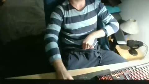 Snapshot of azdert2100 chatting on November 18, 12:27 am azdert online show from November 18, 12:27 am