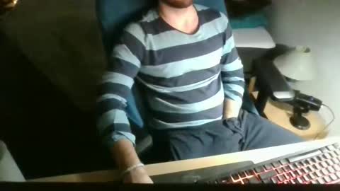 Snapshot of azdert2100 chatting on December 4, 9:01 pm azdert online show from December 4, 9:01 pm