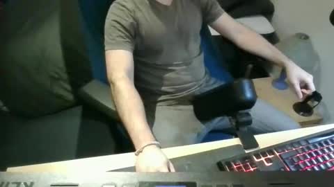 Snapshot of azdert2100 chatting on February 17, 12:01 pm azdert online show from February 17, 12:01 pm