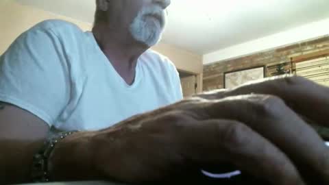 Snapshot of azjohnny chatting on March 20, 3:44 am azjohnny online show from March 20, 3:44 am