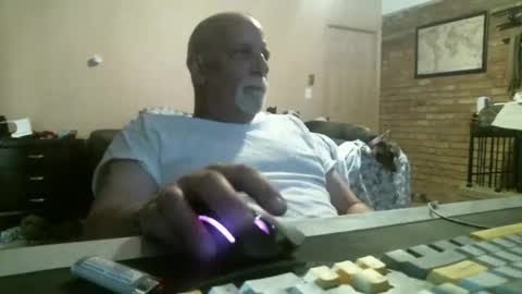 Snapshot of azjohnny chatting on April 4, 6:49 pm azjohnny online show from April 4, 6:49 pm