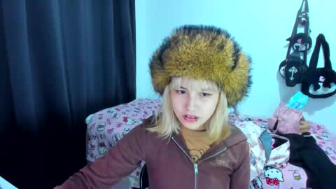 Azu Moure online show from November 25, 1:49 am