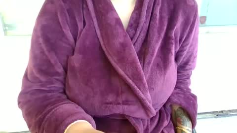Snapshot of azuregoddess chatting on May 31, 3:19 pm azuregoddess online show from May 31, 3:19 pm
