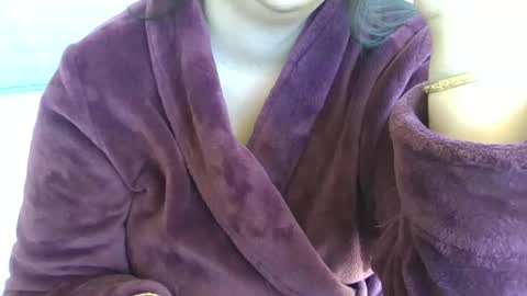 Snapshot of azuregoddess chatting on May 31, 6:09 pm azuregoddess online show from May 31, 6:09 pm