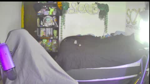 Snapshot of b2weenus2 chatting on June 22, 6:49 pm b2weenus2 online show from June 22, 6:49 pm