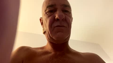 Snapshot of b_benito chatting on October 7, 8:06 pm benito online show from October 7, 8:06 pm