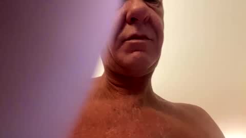 Snapshot of b_benito chatting on March 5, 9:11 pm benito online show from March 5, 9:11 pm