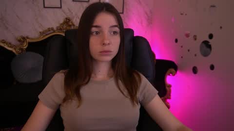 Snapshot of babe_dollie chatting on June 6, 7:46 am Babe online show from June 6, 7:46 am