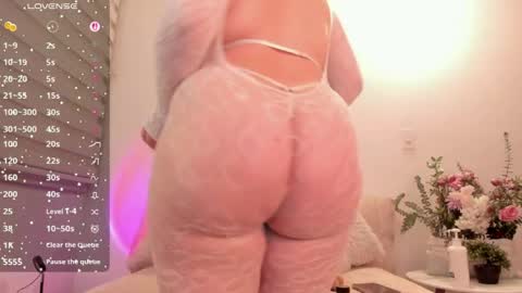 Snapshot of babe_sophiee1 chatting on May 30, 5:15 am babe_sophiee1 online show from May 30, 5:15 am