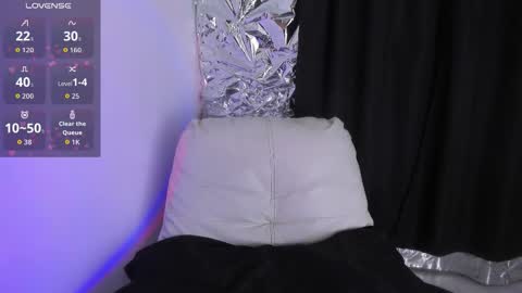 Queen B online show from November 29, 6:44 pm