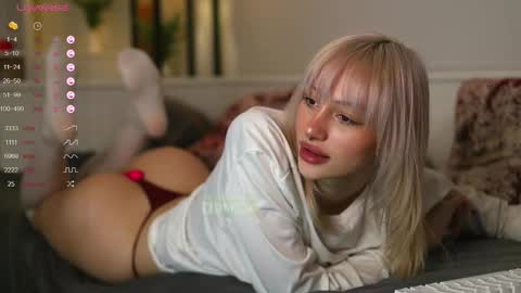 Snapshot of babeholly chatting on February 15, 11:03 pm Hey Im your angel Holly online show from February 15, 11:03 pm