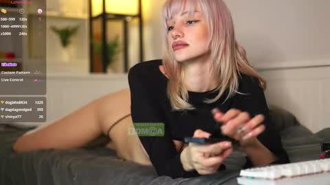 Snapshot of babeholly chatting on February 20, 11:21 pm Hey Im your angel Holly online show from February 20, 11:21 pm