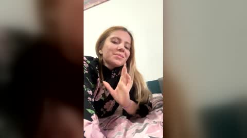 Snapshot of baby_blondee chatting on April 17, 3:37 pm Baby Blonde online show from April 17, 3:37 pm