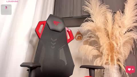 Snapshot of baby_smith chatting on October 27, 3:32 am FOLLOW ME online show from October 27, 3:32 am