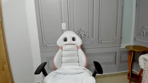 Snapshot of babyabril18 chatting on March 5, 10:11 am Karla online show from March 5, 10:11 am