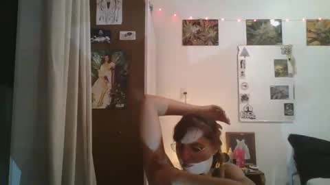 Snapshot of babydemon6 chatting on February 13, 11:15 pm babydemon6 online show from February 13, 11:15 pm