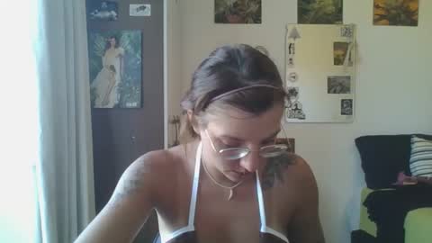 Snapshot of babydemon6 chatting on February 28, 7:35 pm babydemon6 online show from February 28, 7:35 pm