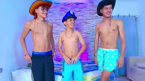 Snapshot of badboy_twinks chatting on October 18, 7:25 pm badboy_twinks online show from October 18, 7:25 pm