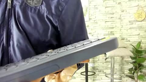 Snapshot of badgirls_000 chatting on January 14, 11:05 am candy and dayan online show from January 14, 11:05 am