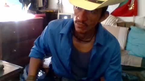 Snapshot of badhombremx chatting on February 27, 11:26 pm Mexican livin Off the Wall online show from February 27, 11:26 pm