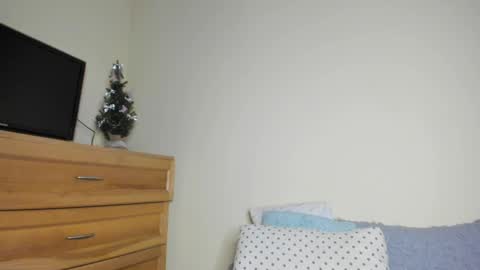 Snapshot of badmodel_ chatting on December 10, 2:06 pm Name online show from December 10, 2:06 pm