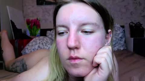 holly online show from May 3, 5:30 pm