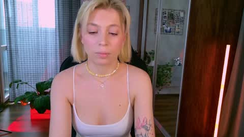 Snapshot of balerinacappuccino_ chatting on May 8, 3:34 am Elly online show from May 8, 3:34 am
