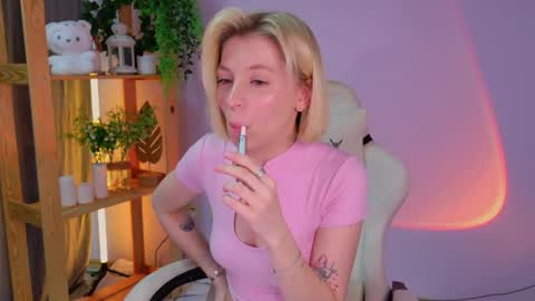 Snapshot of balerinacappuccino_ chatting on June 2, 3:52 am Elly online show from June 2, 3:52 am