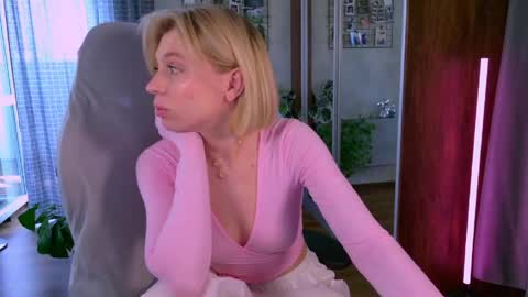 Snapshot of balerinacappuccino_ chatting on June 5, 4:52 am Elly online show from June 5, 4:52 am