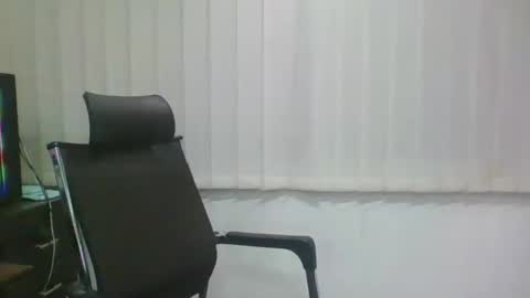 Snapshot of ballbustingslave1987nolimits chatting on December 14, 7:18 am Ballbusting Slave online show from December 14, 7:18 am