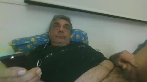 Snapshot of bambino6060 chatting on May 21, 6:09 am bambino6060 online show from May 21, 6:09 am