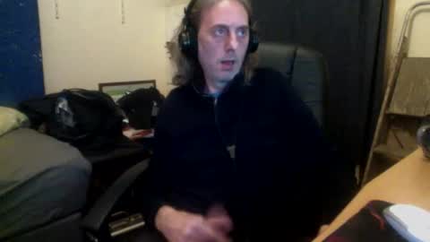 Snapshot of bangintoleather chatting on September 18, 2:35 am bangintoleather online show from September 18, 2:35 am