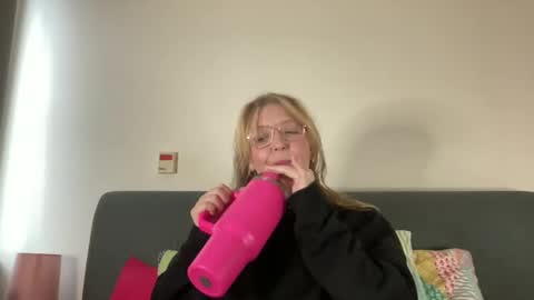 Snapshot of barbiegirl966 chatting on January 6, 11:18 am barbiegirl966 online show from January 6, 11:18 am