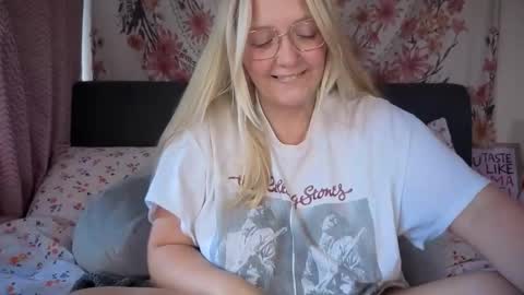 Snapshot of barbiegirl966 chatting on October 7, 8:33 am barbiegirl966 online show from October 7, 8:33 am