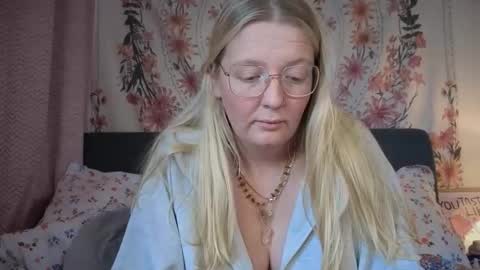 Snapshot of barbiegirl966 chatting on November 28, 10:51 am barbiegirl966 online show from November 28, 10:51 am