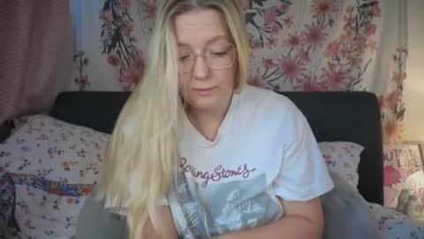 Snapshot of barbiegirl966 chatting on January 11, 9:47 am barbiegirl966 online show from January 11, 9:47 am