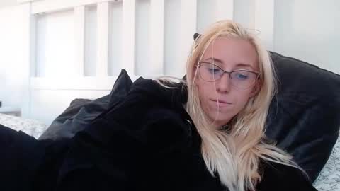 Snapshot of barelylegalblondy chatting on September 10, 4:07 pm Lena online show from September 10, 4:07 pm