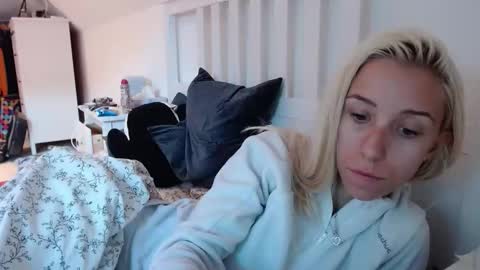 Snapshot of barelylegalblondy chatting on September 23, 9:34 am Lena online show from September 23, 9:34 am